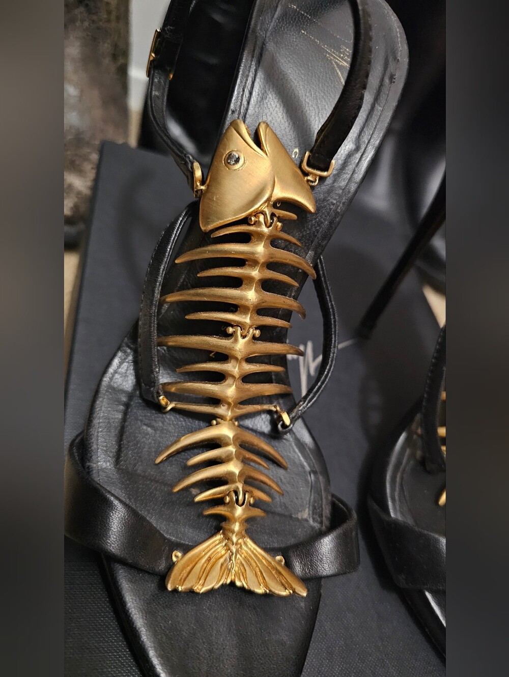 RARE Giuseppi Zanotti Black and Gold Fishbone Sandals - Picture 4 of 16